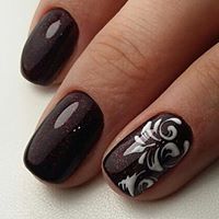 Nail Art fiore bianco su CND Shellac marrone